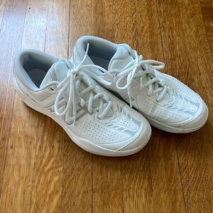 New Balance  women’s sz 9 court shoes excellent